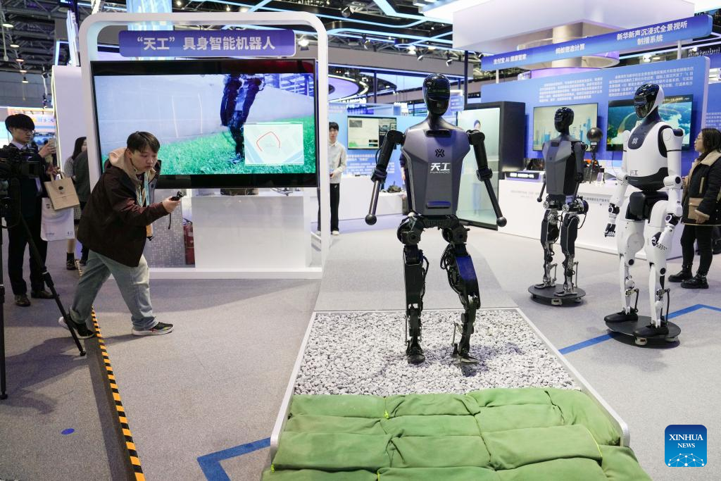 Humanoid robots shine at 2025 Zhongguancun Forum