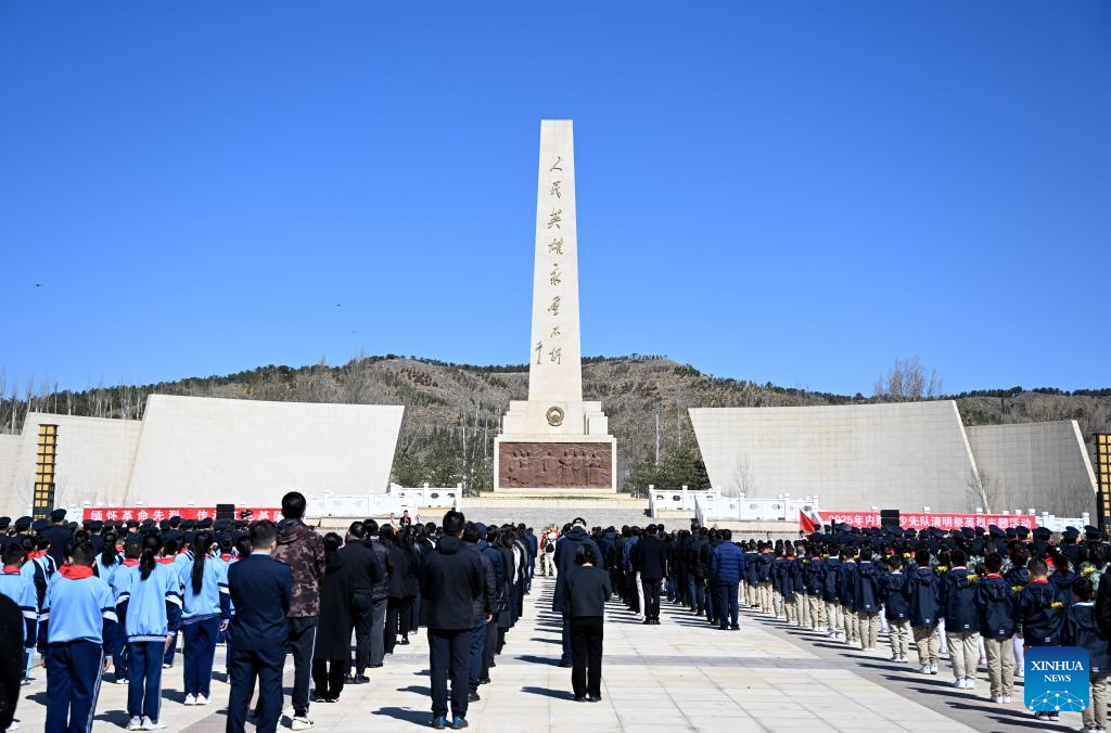 People across China pay tribute to martyrs ahead of Qingming Festival