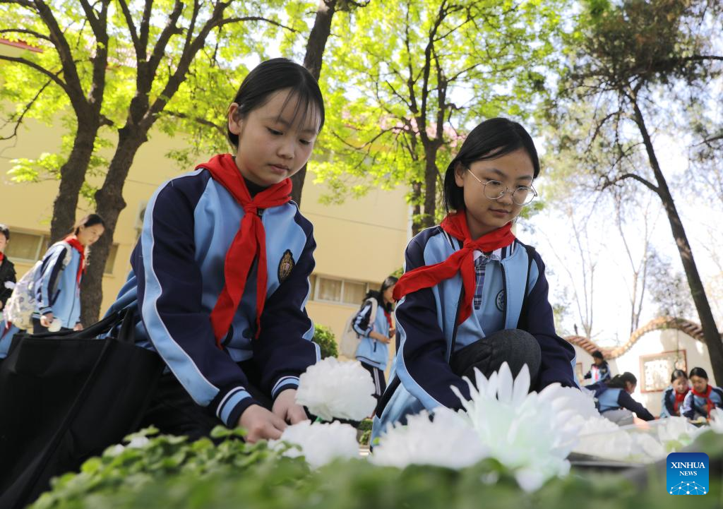 People across China pay tribute to martyrs ahead of Qingming Festival
