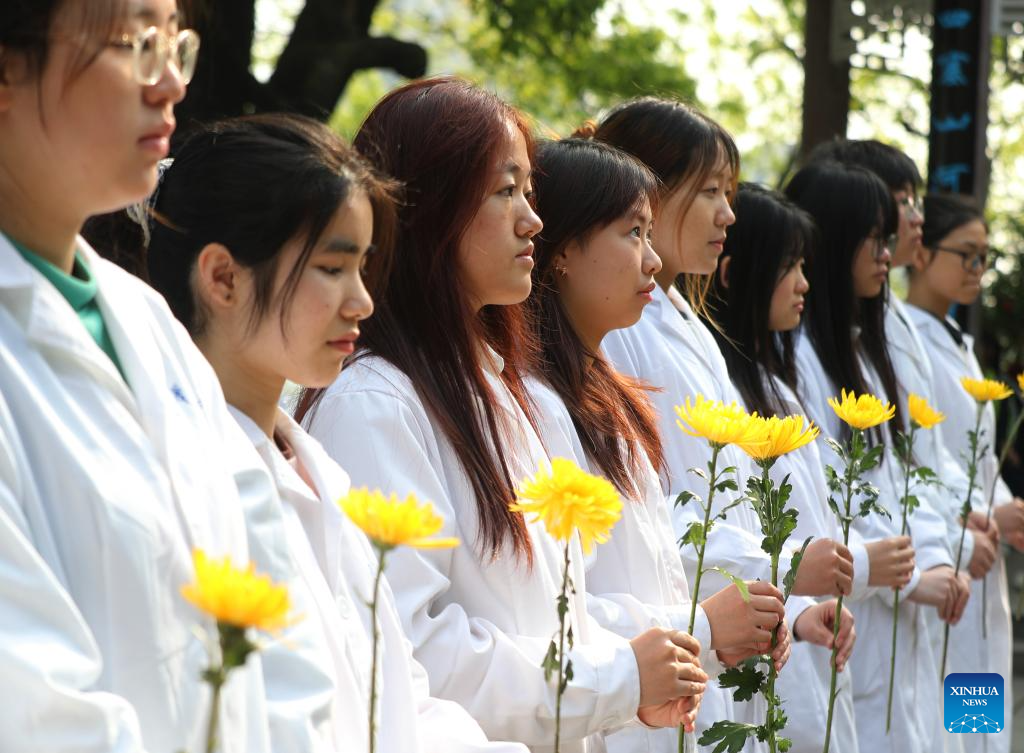People across China pay tribute to martyrs ahead of Qingming Festival