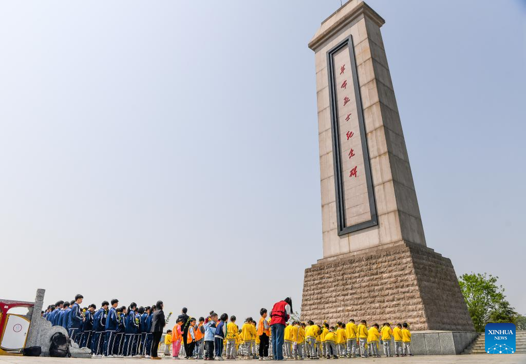 People across China pay tribute to martyrs ahead of Qingming Festival