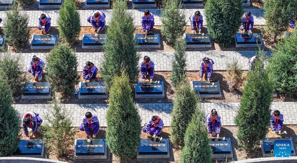 People across China pay tribute to martyrs ahead of Qingming Festival