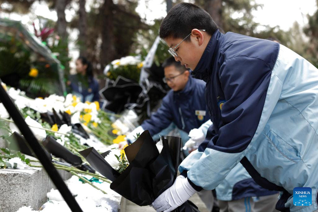 People across China pay tribute to martyrs ahead of Qingming Festival