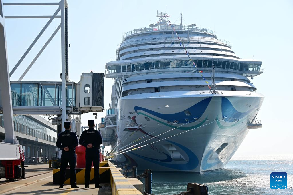 China's first homegrown large cruise ship debuts in Qingdao