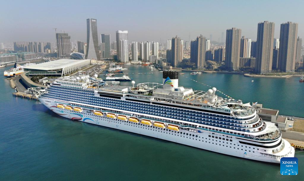 China's first homegrown large cruise ship debuts in Qingdao