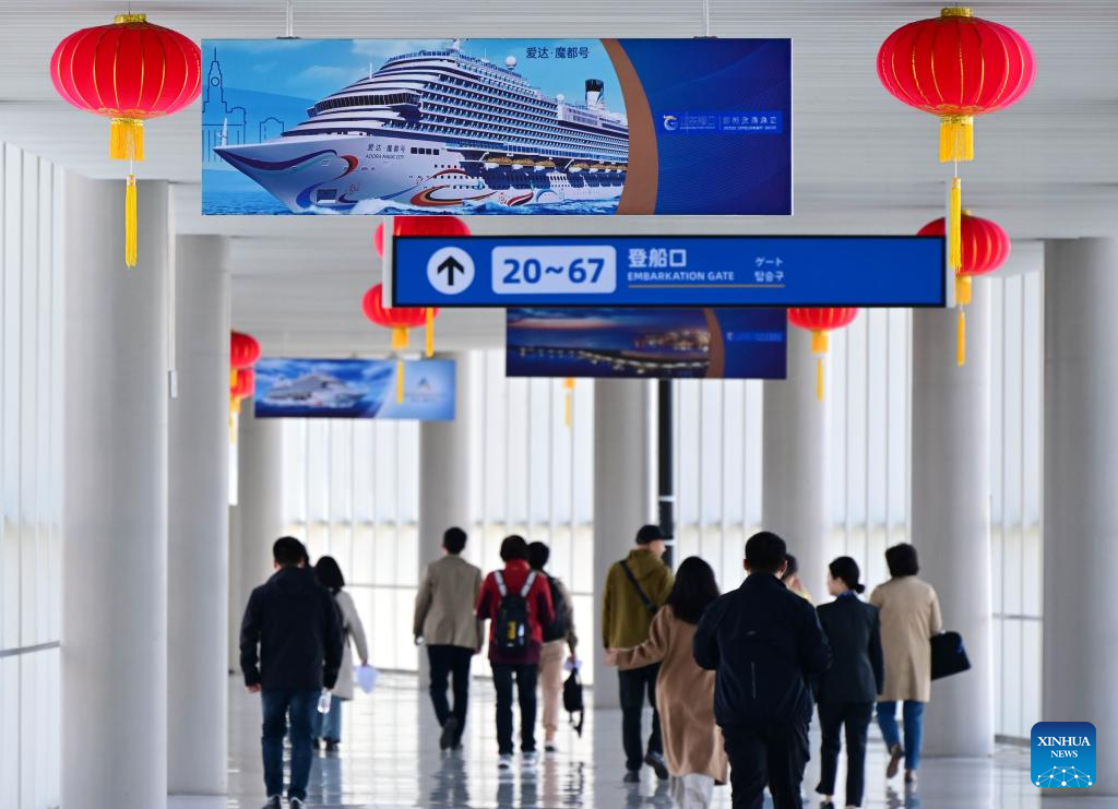 China's first homegrown large cruise ship debuts in Qingdao