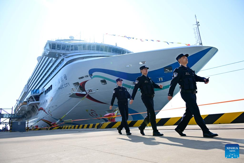 China's first homegrown large cruise ship debuts in Qingdao