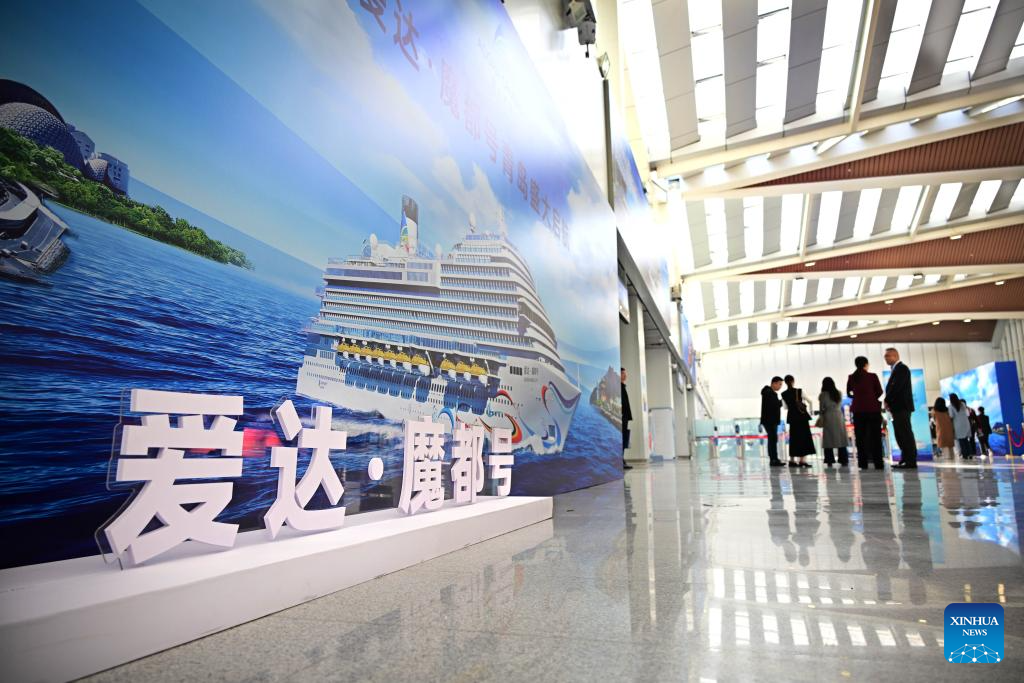 China's first homegrown large cruise ship debuts in Qingdao