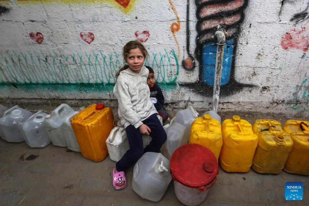 Palestinian children face water shortage in displacement camp in Gaza