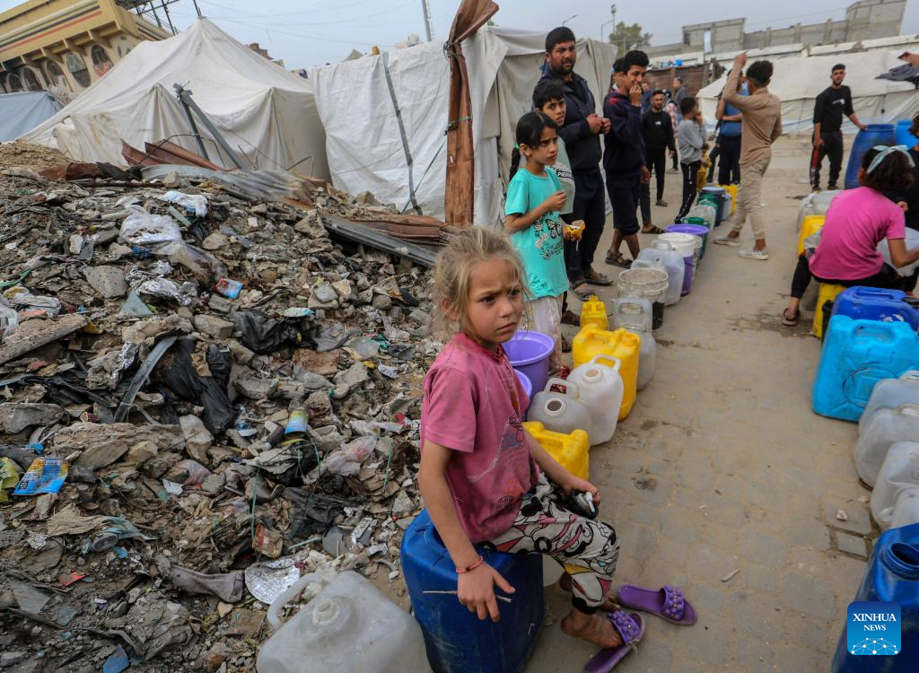Palestinian children face water shortage in displacement camp in Gaza