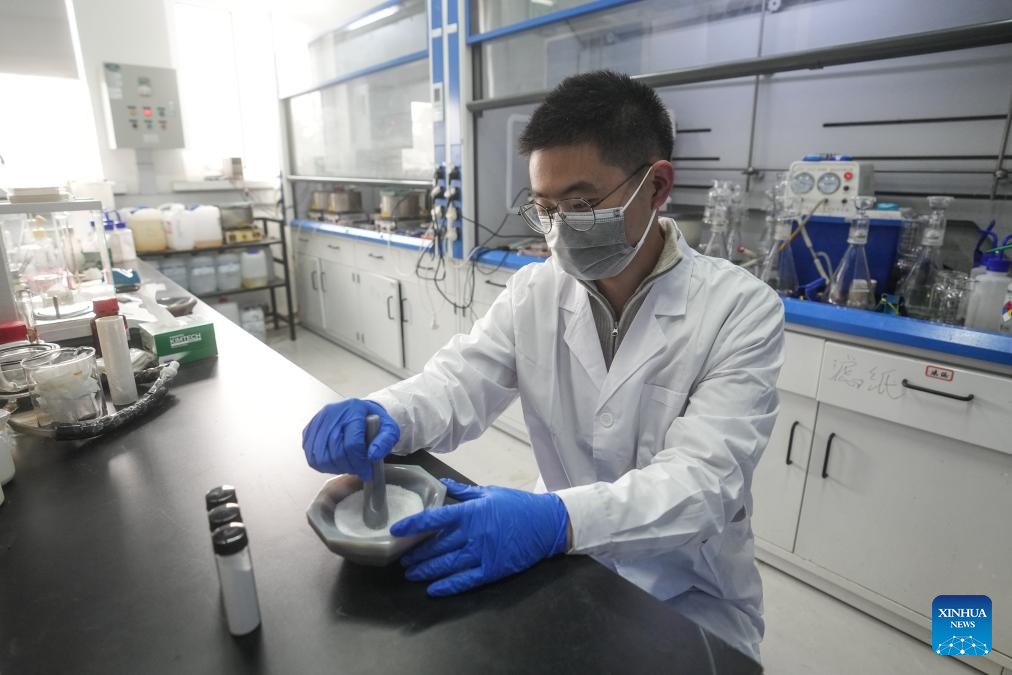 China Focus: China achieves breakthrough in solar-powered water splitting for hydrogen production