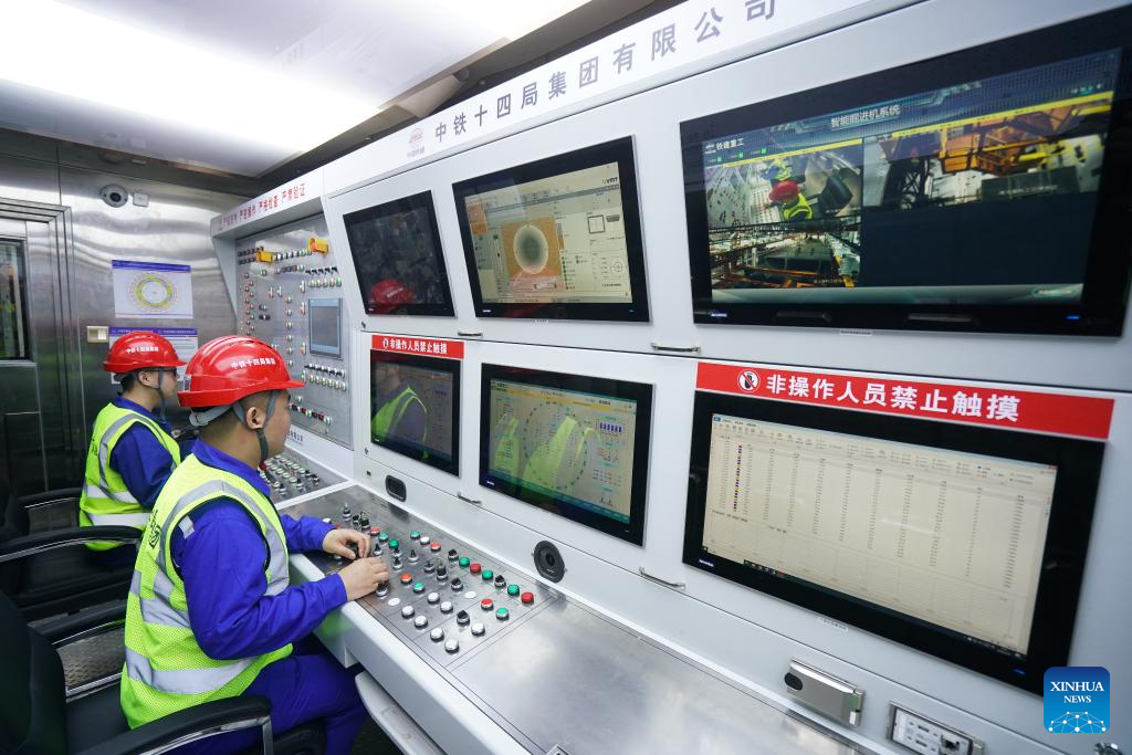 China launches giant tunnel boring machine for Yangtze River project