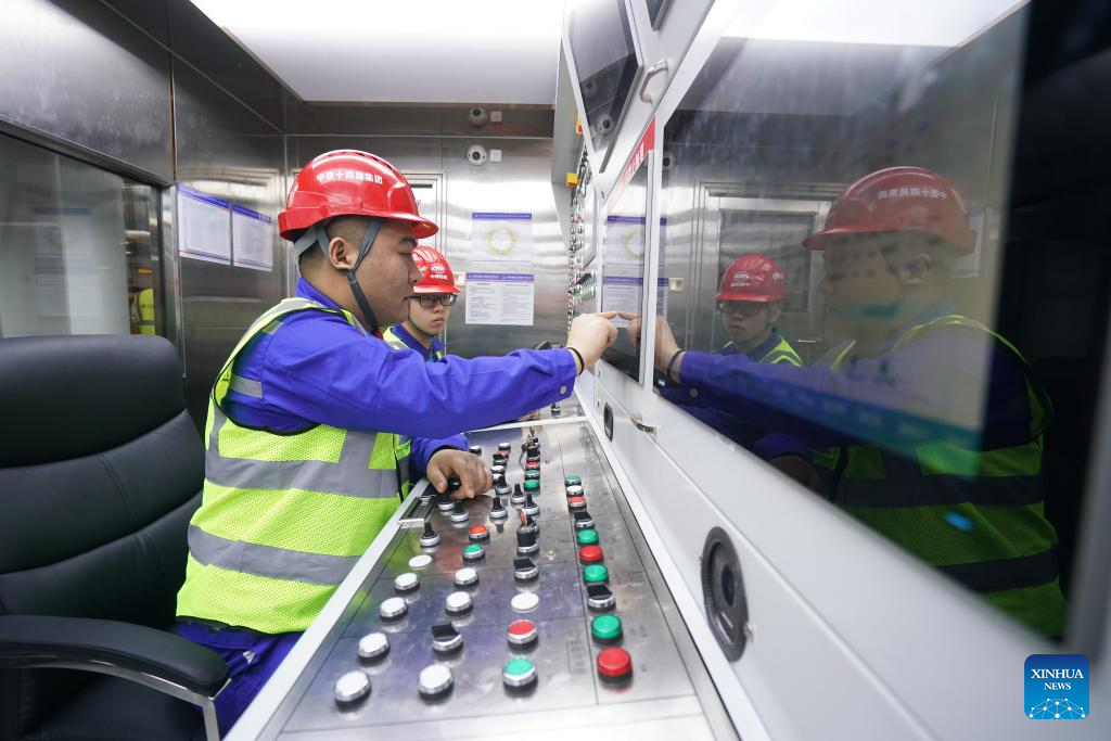 China launches giant tunnel boring machine for Yangtze River project