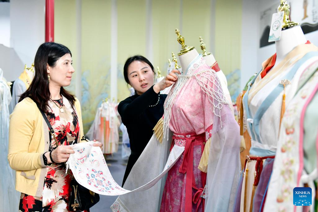 Caoxian County in E China develops complete Hanfu industrial chain