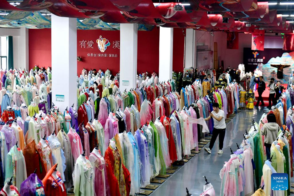 Caoxian County in E China develops complete Hanfu industrial chain