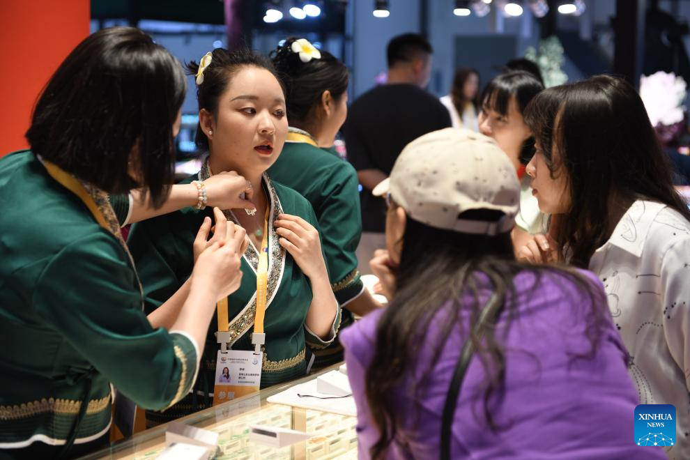 Chinese brands showcased at ongoing CICPE in Haikou