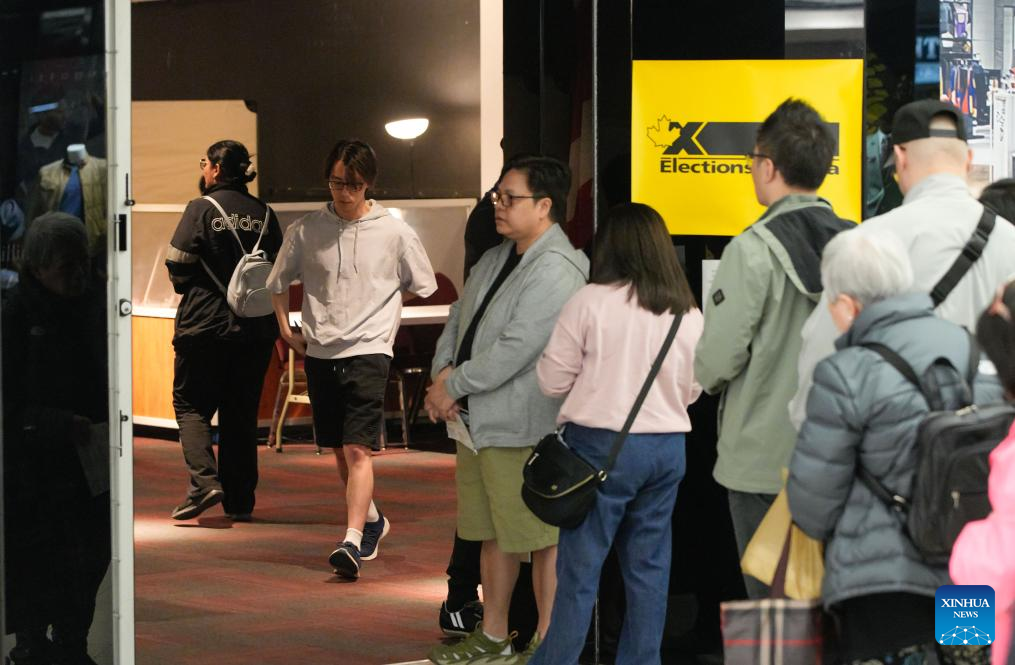 Canadians turn up for advance voting