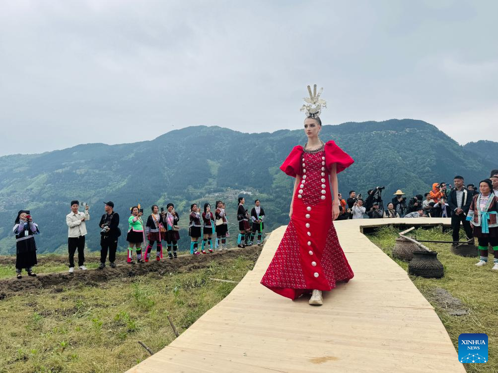 Village fashion show integrates traditional culture, modern design in SW China terraces