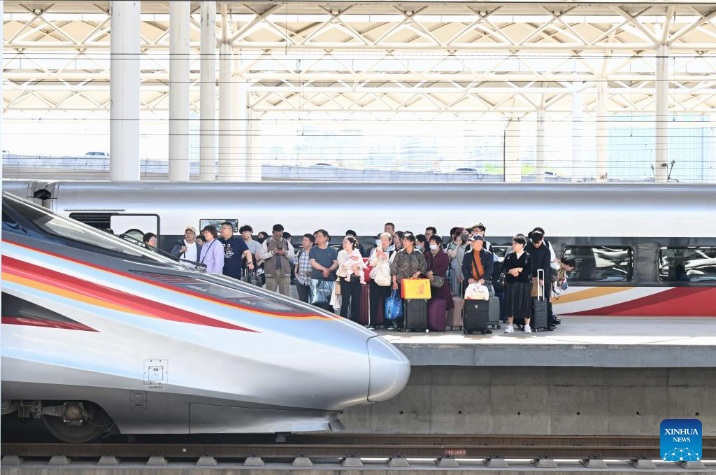 China to handle 144 mln railway passenger trips over May Day holiday