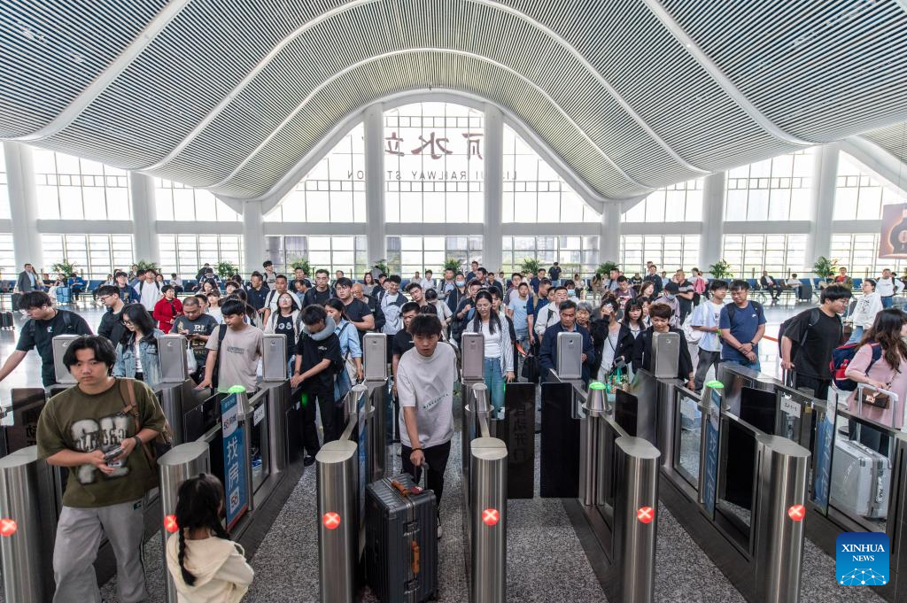 China to handle 144 mln railway passenger trips over May Day holiday