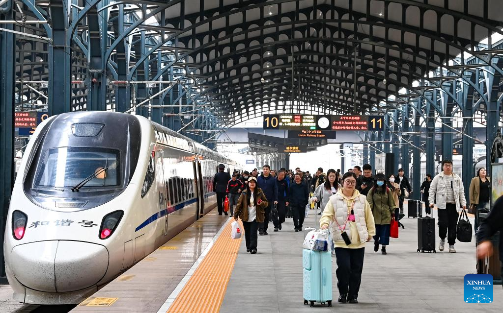 China to handle 144 mln railway passenger trips over May Day holiday