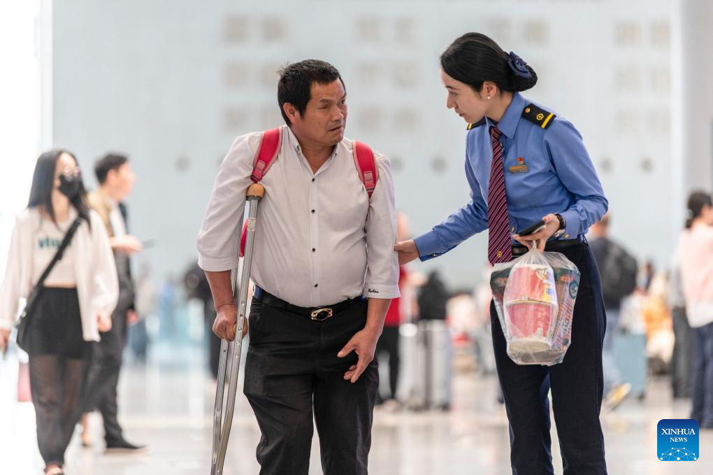 China to handle 144 mln railway passenger trips over May Day holiday