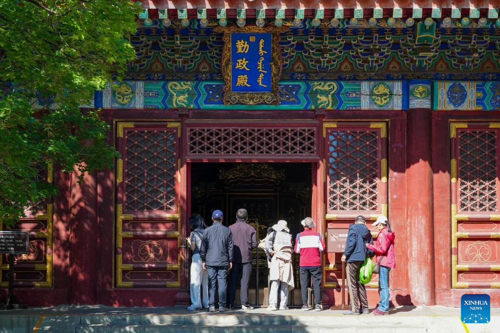 People across China enjoy May Day holiday in various ways