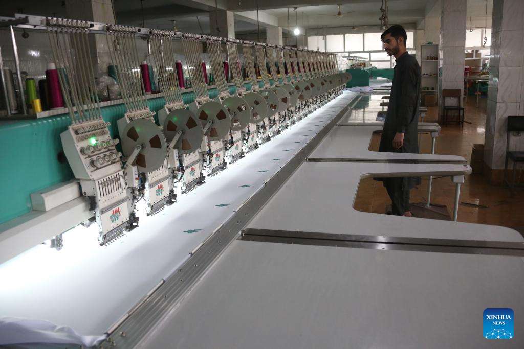 Feature: Afghan workers struggle amid debts, unemployment