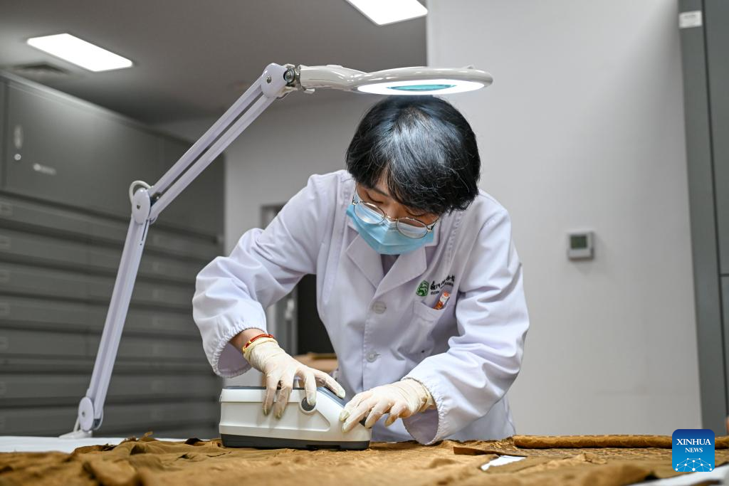 Pic story of silk restorers at Suzhou Silk Museum in China's Jiangsu