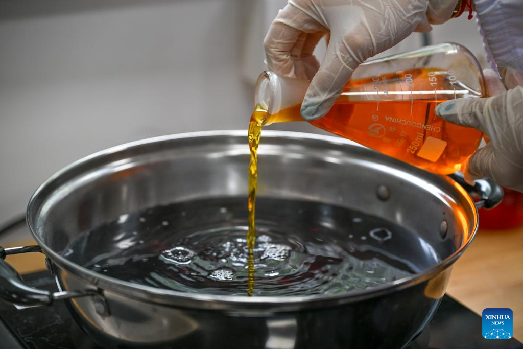 Pic story of silk restorers at Suzhou Silk Museum in China's Jiangsu