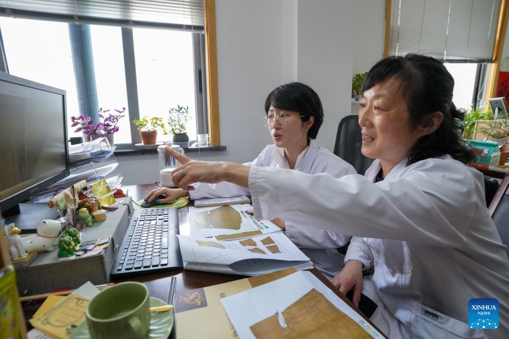Pic story of silk restorers at Suzhou Silk Museum in China's Jiangsu