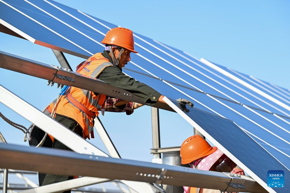 Photovoltaic project turns Inner Mongolia's desert into 