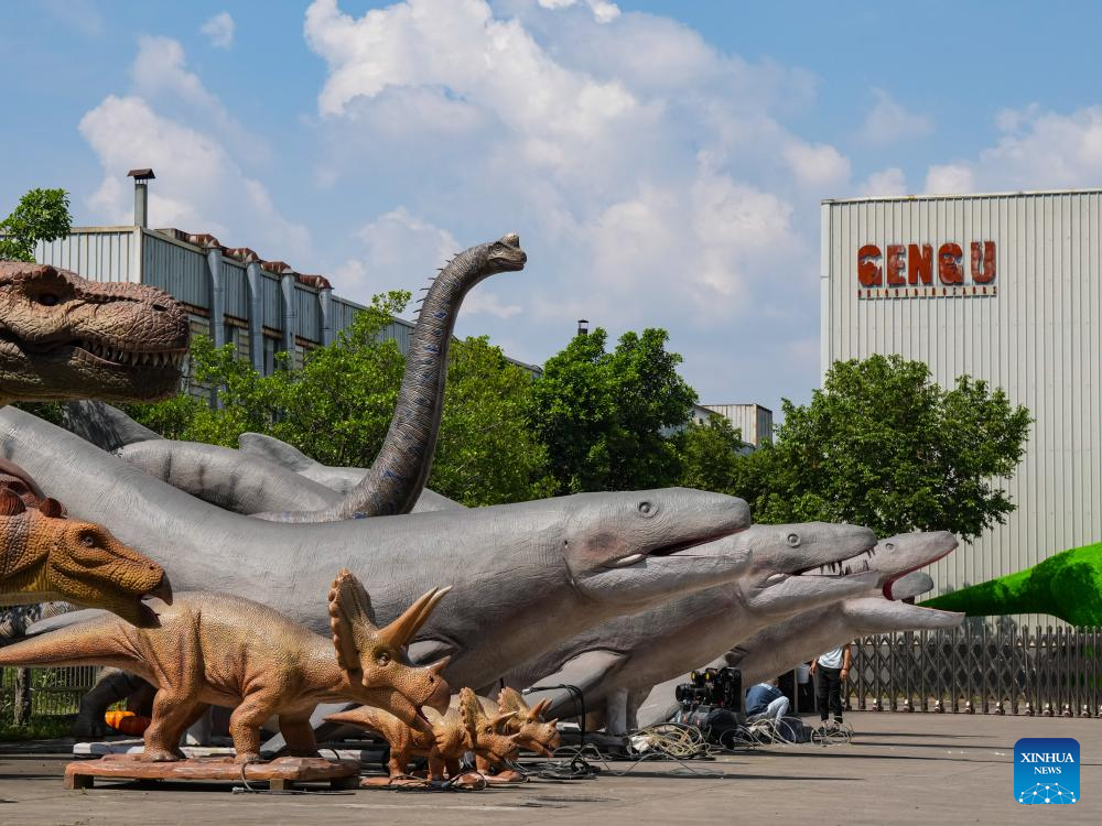Lantern and animatronic dinosaur production thrives in SW China