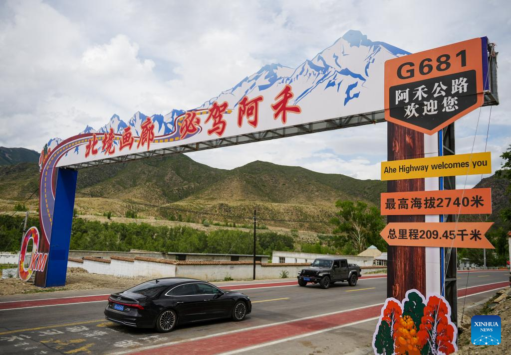 Altay-Hemu highway in northwest China's Xinjiang opens