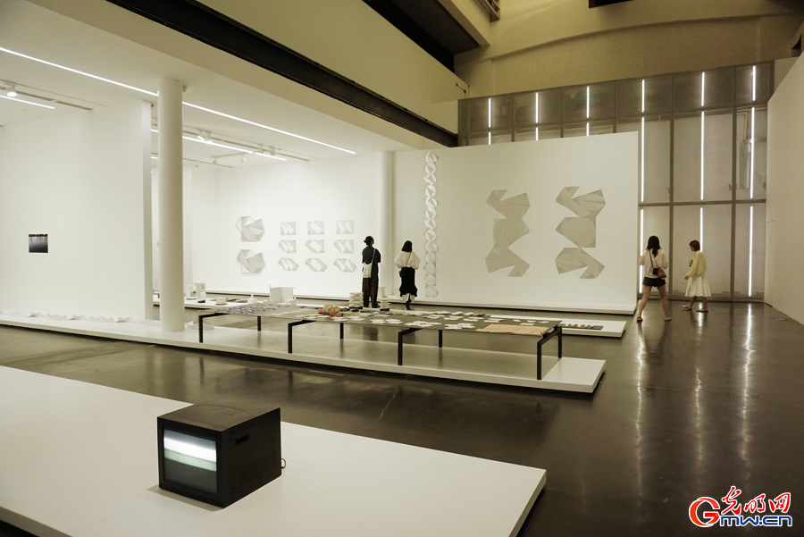 Exhibition unpacks fluid boundaries among form, perception, reality