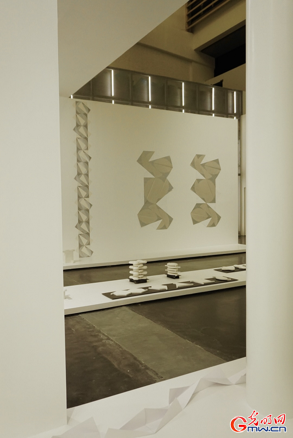 Exhibition unpacks fluid boundaries among form, perception, reality