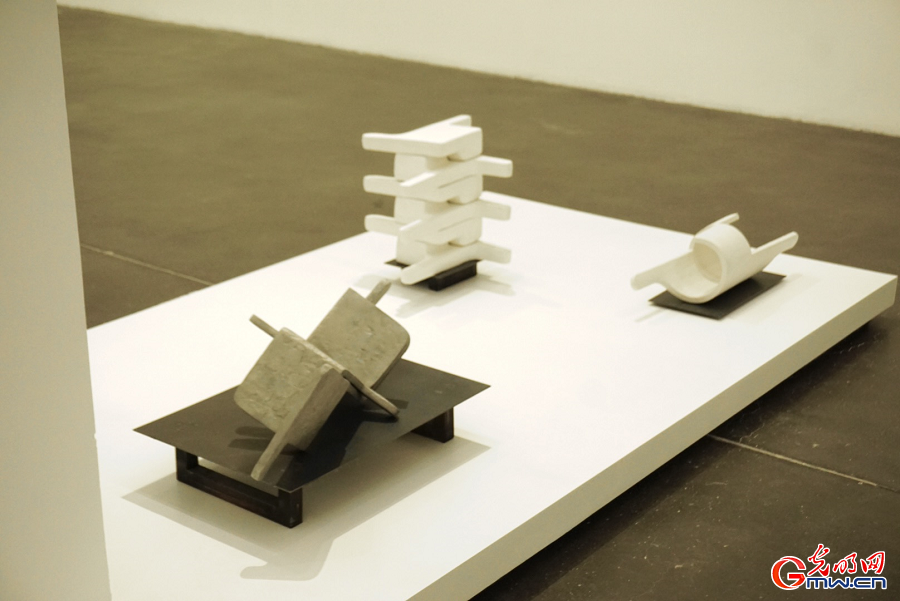 Exhibition unpacks fluid boundaries among form, perception, reality