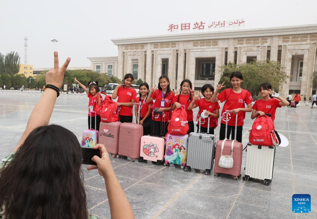 Xinjiang youths participate in 11-day public welfare summer camp in Beijing