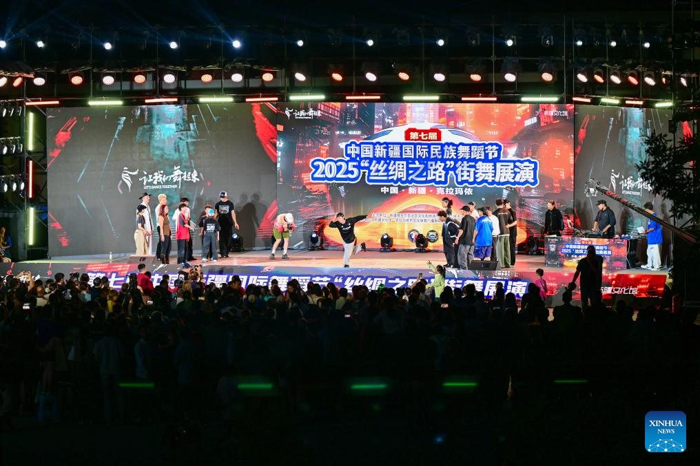 Street dance show held during Xinjiang Int'l Dance Festival