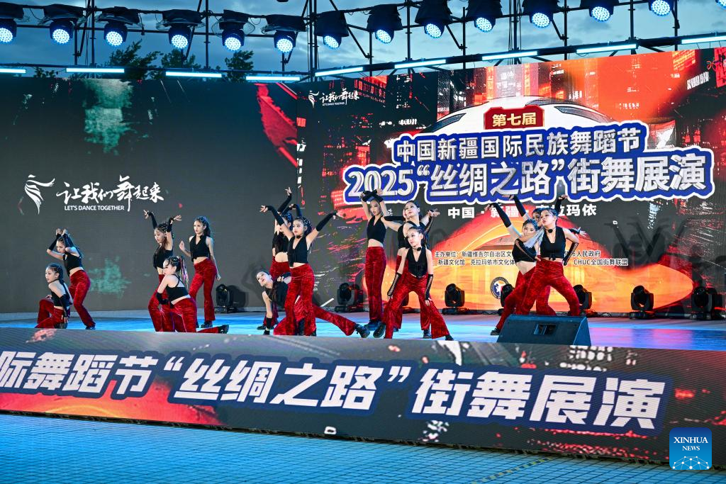 Street dance show held during Xinjiang Int'l Dance Festival