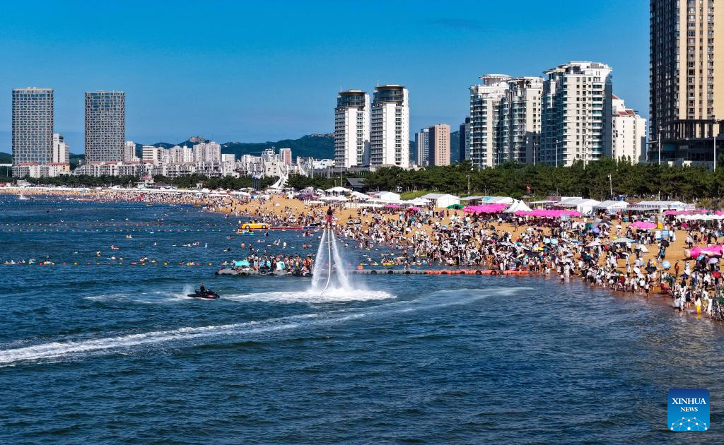 People enjoy summer vacation across China