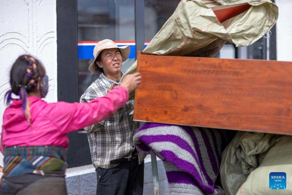 First batch of quake-affected residents move into new homes in Xizang