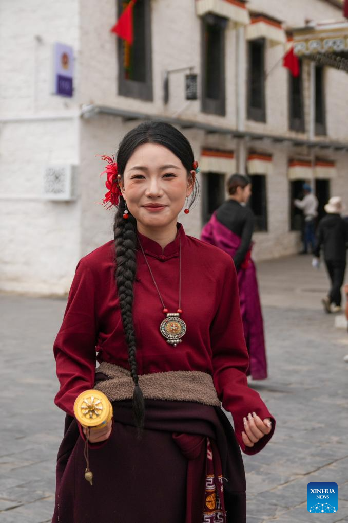 Tourists in Xizang adorn themselves in traditional Tibetan costumes