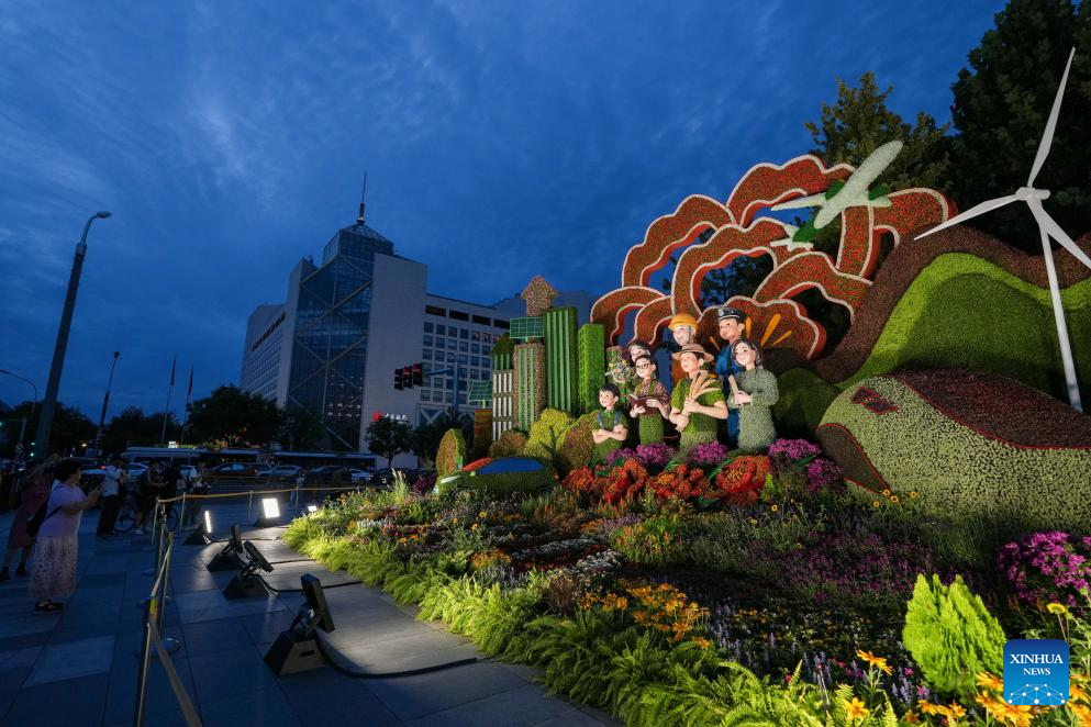 Floral displays adorn Beijing ahead of V-Day parade
