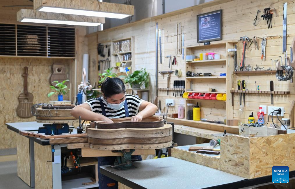 Guitar making industry blossoms in Songzi City, China's Hubei