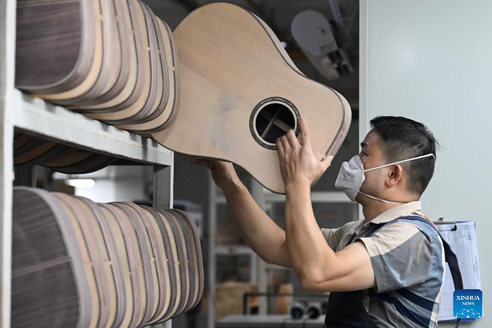 Guitar making industry blossoms in Songzi City, China's Hubei