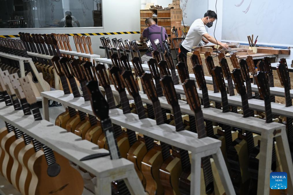 Guitar making industry blossoms in Songzi City, China's Hubei