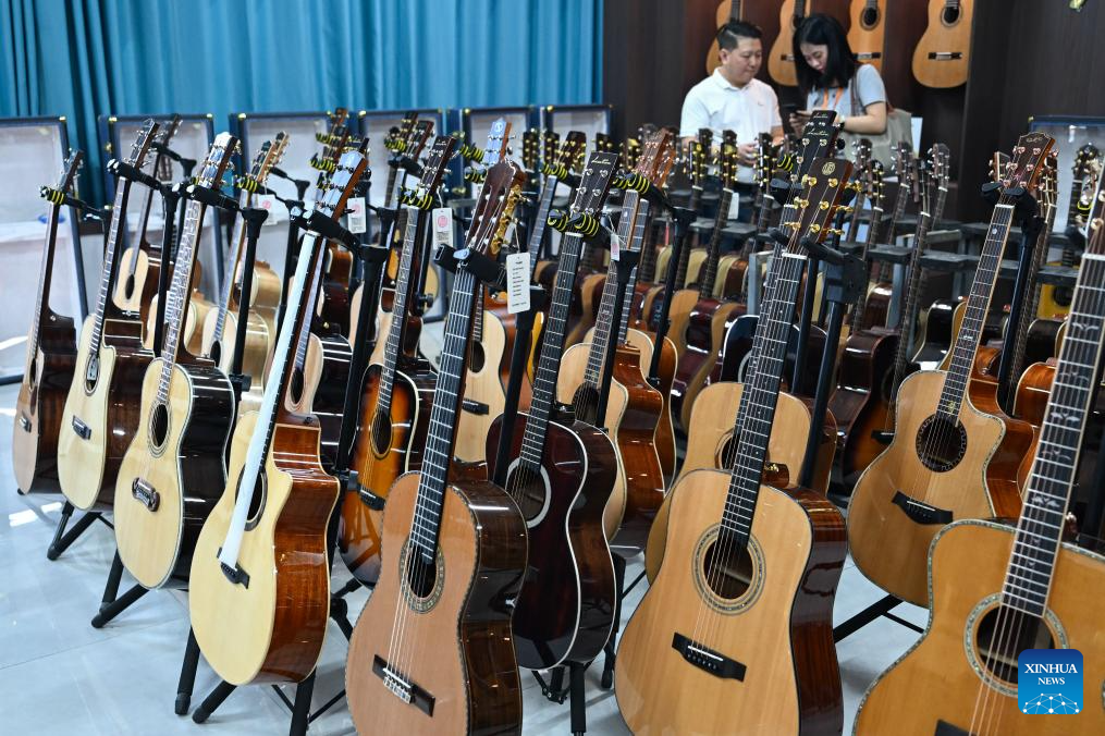Guitar making industry blossoms in Songzi City, China's Hubei