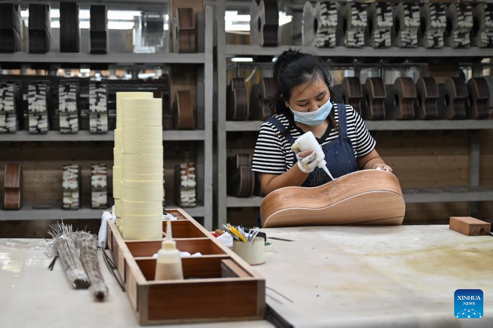 Guitar making industry blossoms in Songzi City, China's Hubei
