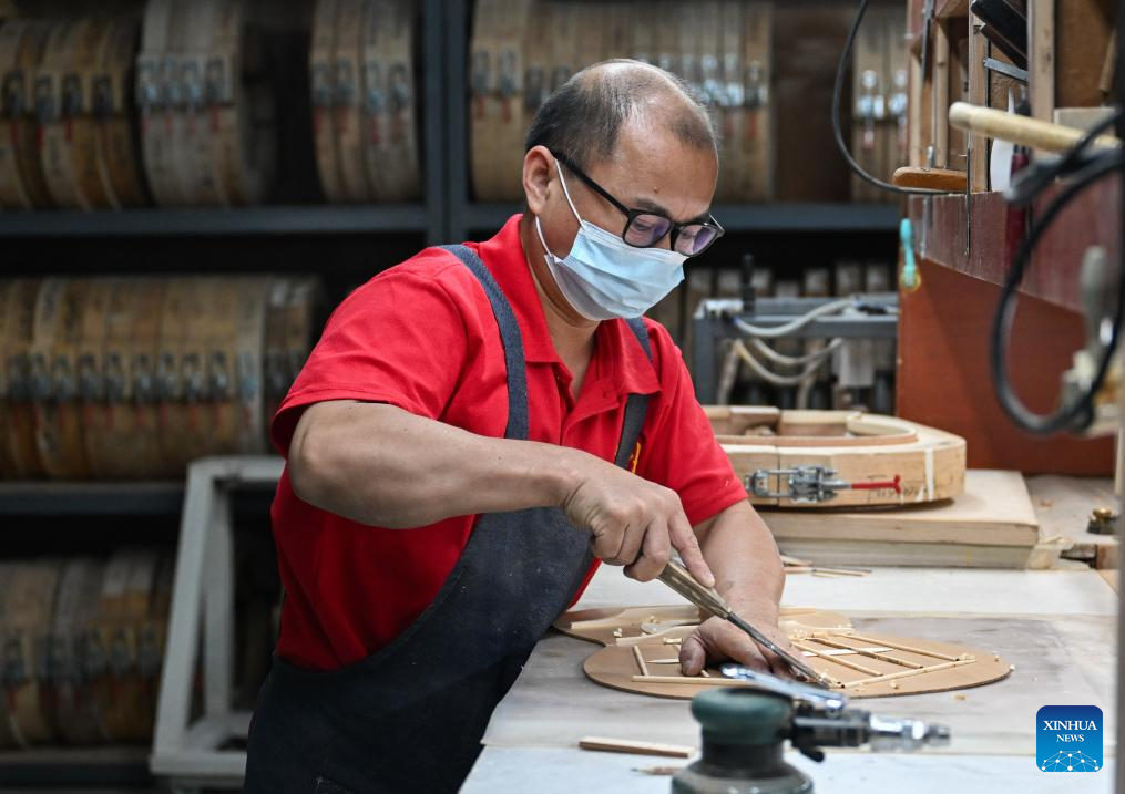 Guitar making industry blossoms in Songzi City, China's Hubei